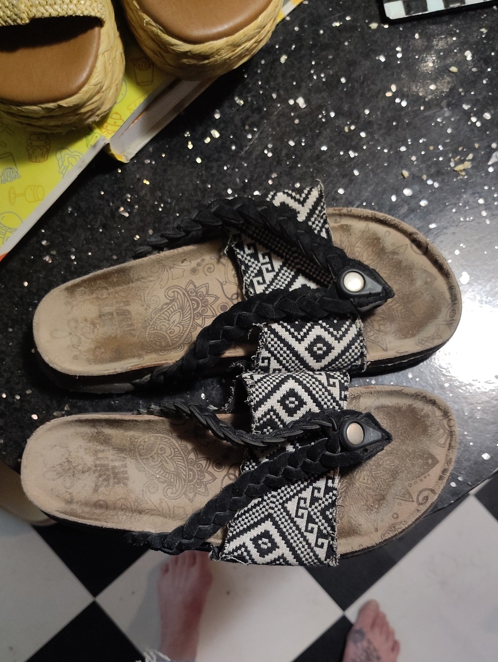 Muk Luk 8 Black & White Braided Tribal Pattern Women's Slide Sandals